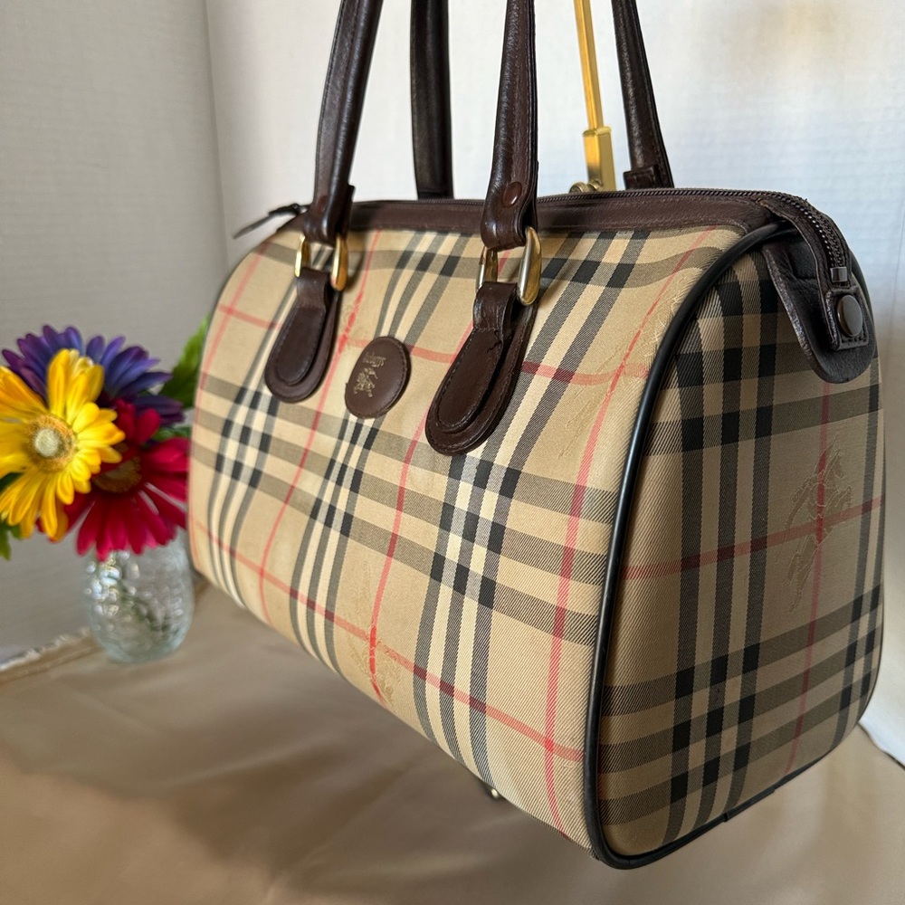 Burberry Boston Medium Size. - Picture 14 of 17